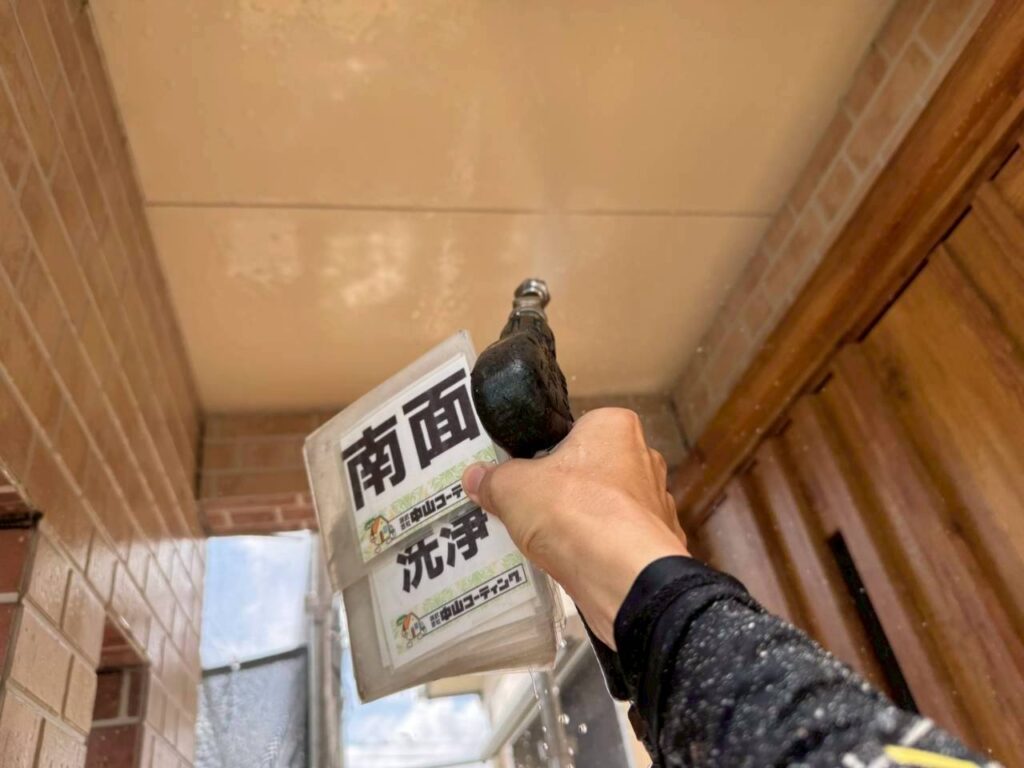 外壁だけじゃない!玄関まわりまで丁寧に高圧洗浄