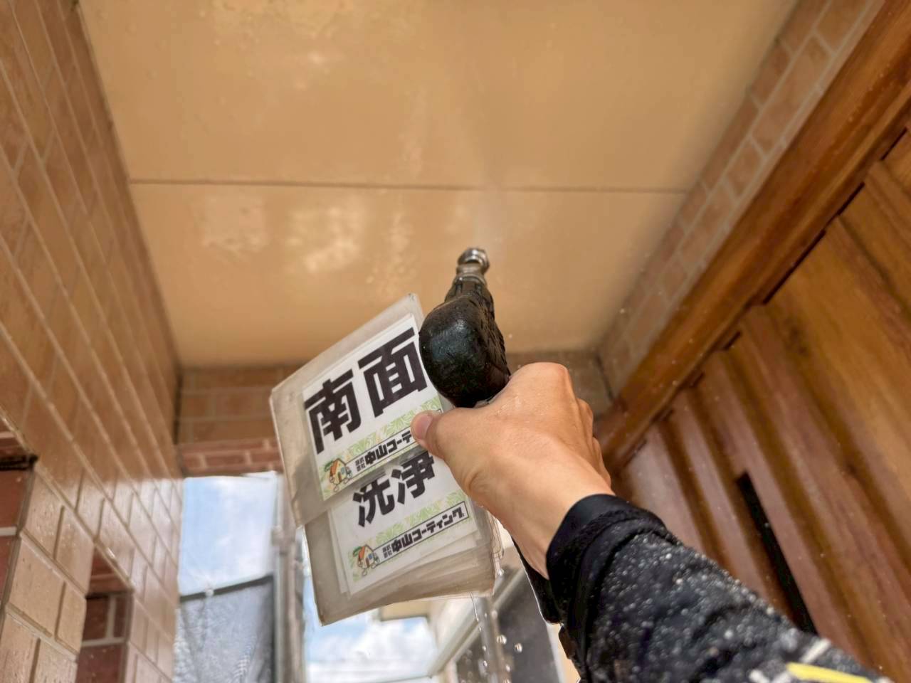 外壁だけじゃない！玄関まわりまで丁寧に高圧洗浄