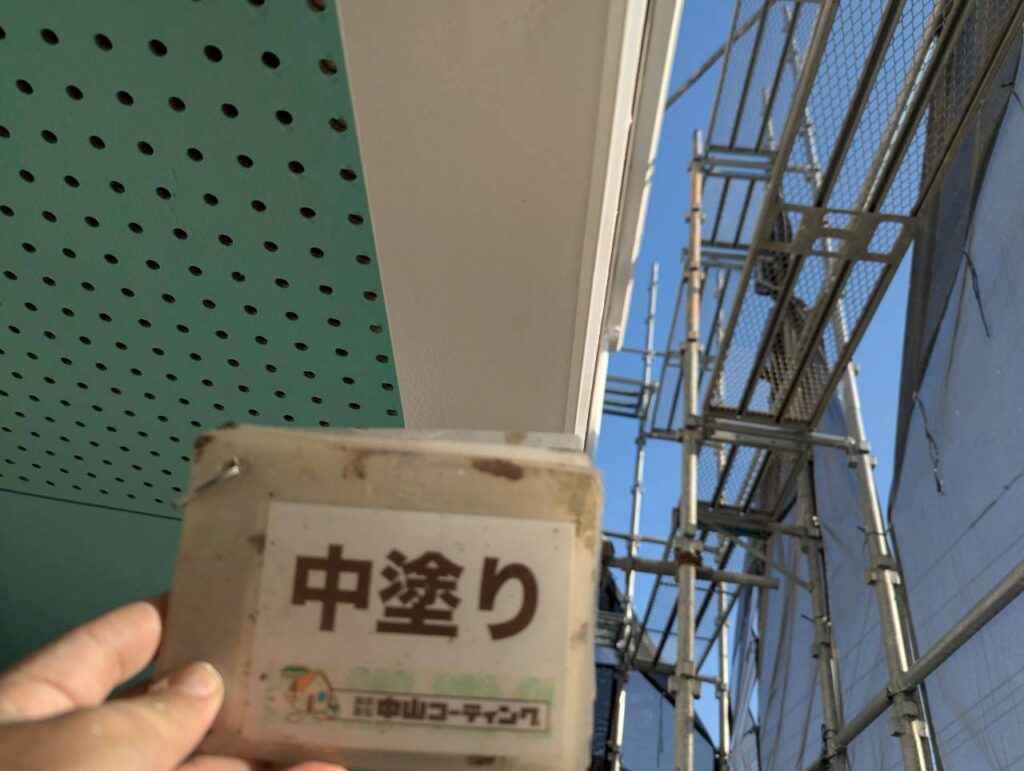 下塗り後に塗料を均一に塗り重ね、色ムラや塗り残しがないよう慎重に進めています