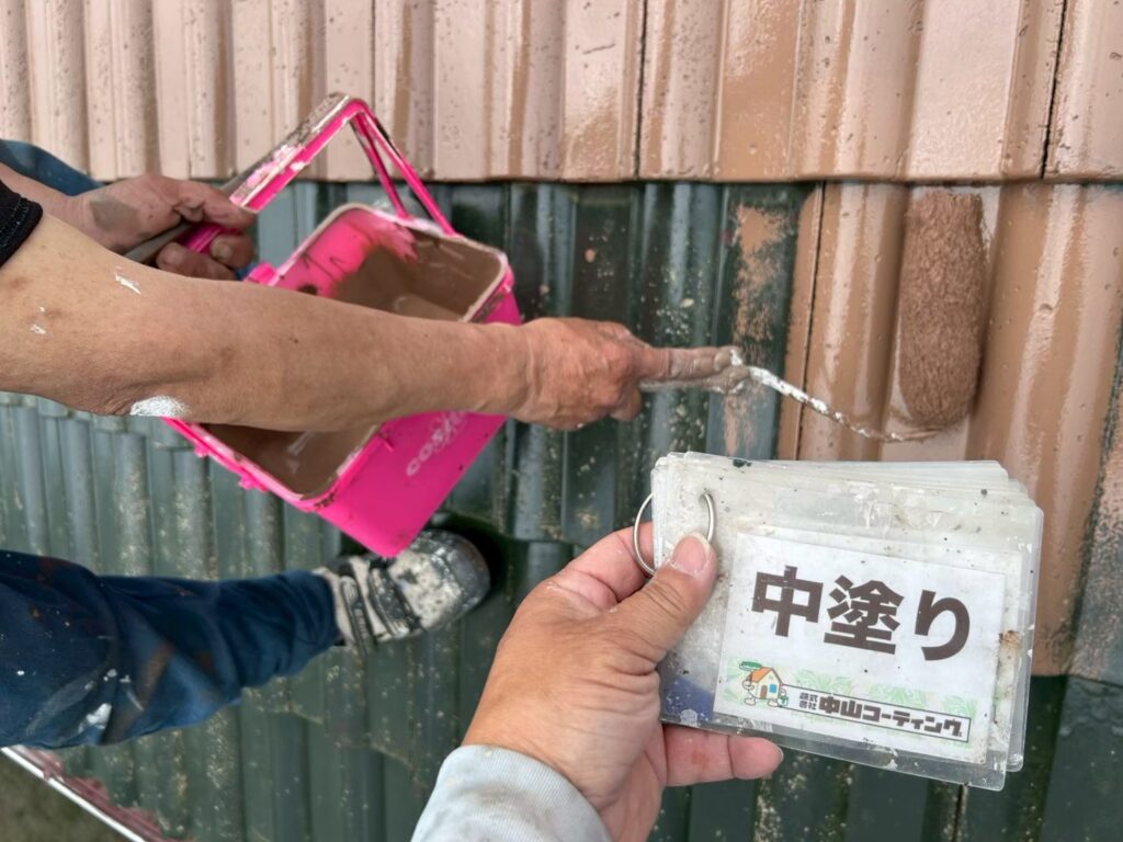 中塗りを行っている様子です