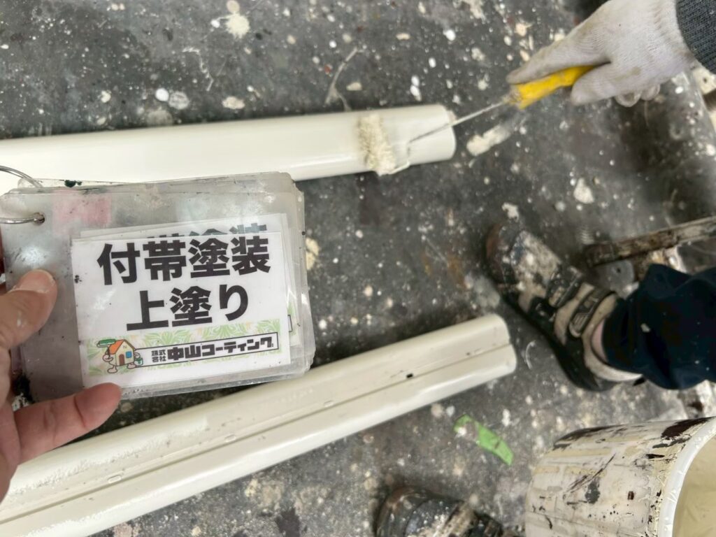 スリムダクト、上塗りで仕上がりを整えています