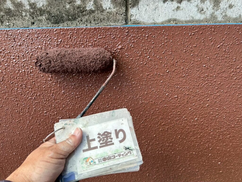基礎部分に上塗りを重ね、色合いと仕上がりを丁寧に整えていきます
