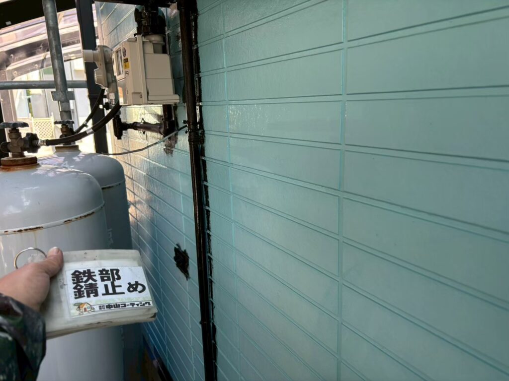 外壁に沿って設置されているガス配管や配管支持金物などの鉄部に錆止め塗装を行っています
