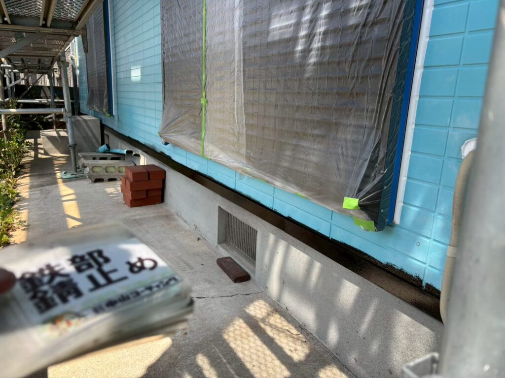 外壁下部の水切り板金に錆止め塗料を塗布しています
