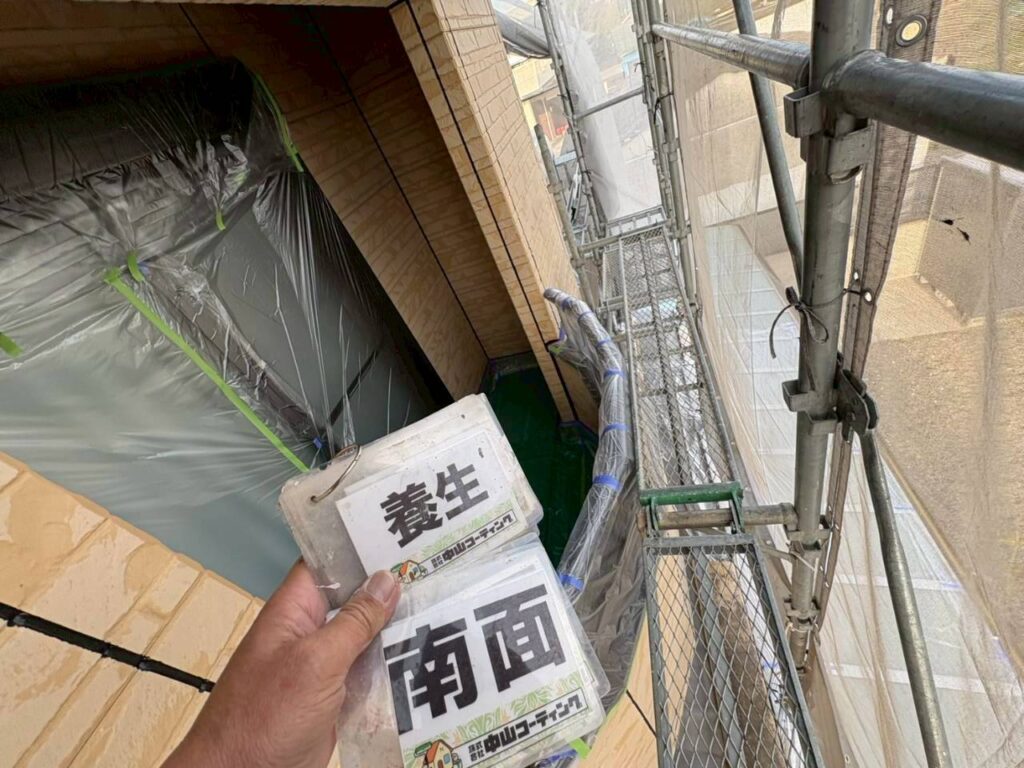 窓やサッシまわりを養生シートで覆って、周囲を保護しています