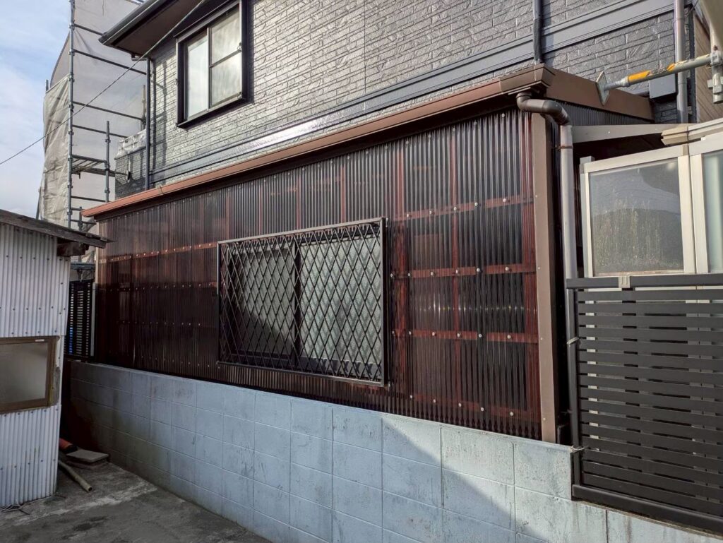 外周には採光性のある波板を使用しました