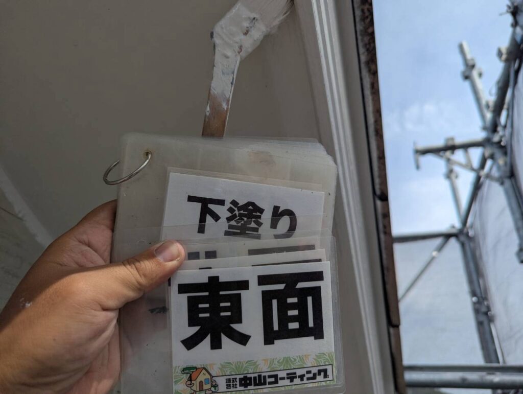 軒天を下塗りします