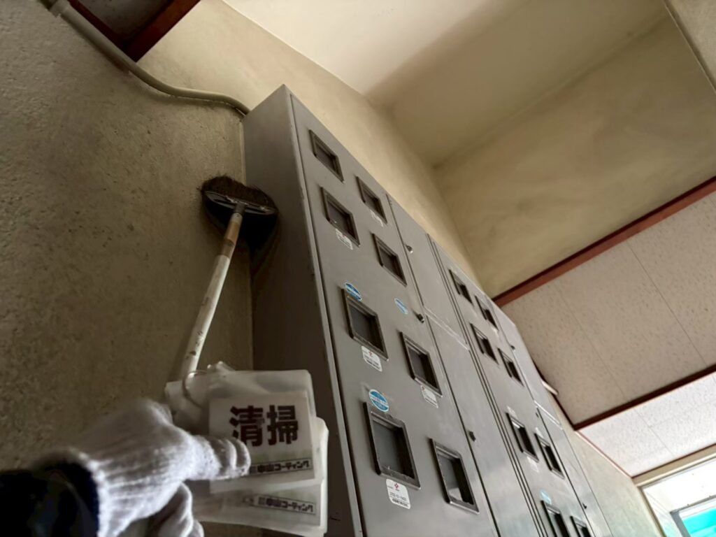 壁面に付着したホコリや汚れを、ブラシを使って丁寧に取り除いていきます