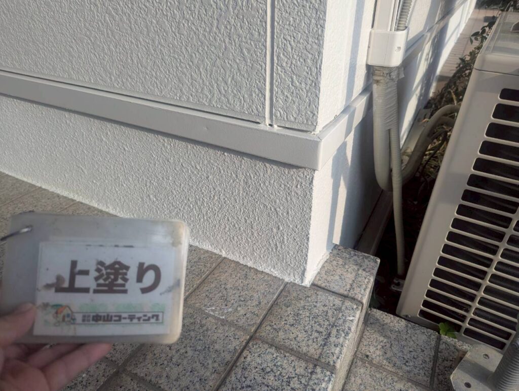 基礎部分の上塗り施工後の様子です