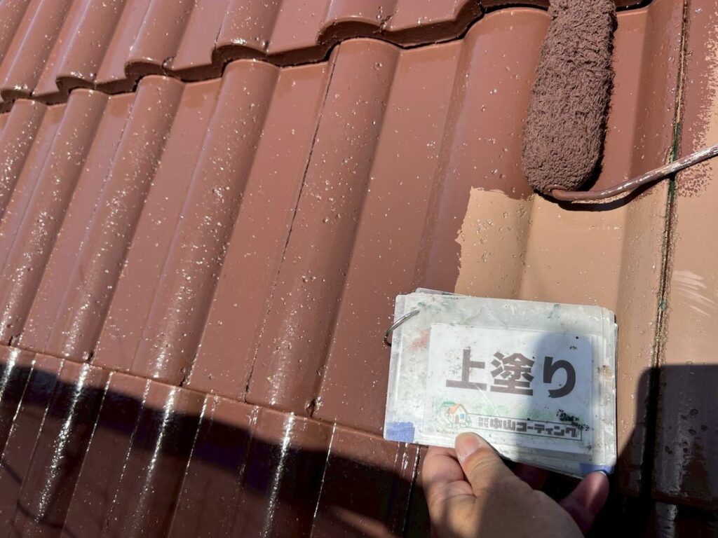 細部まで確認しながら上塗りで屋根全体の仕上りを整えていきます