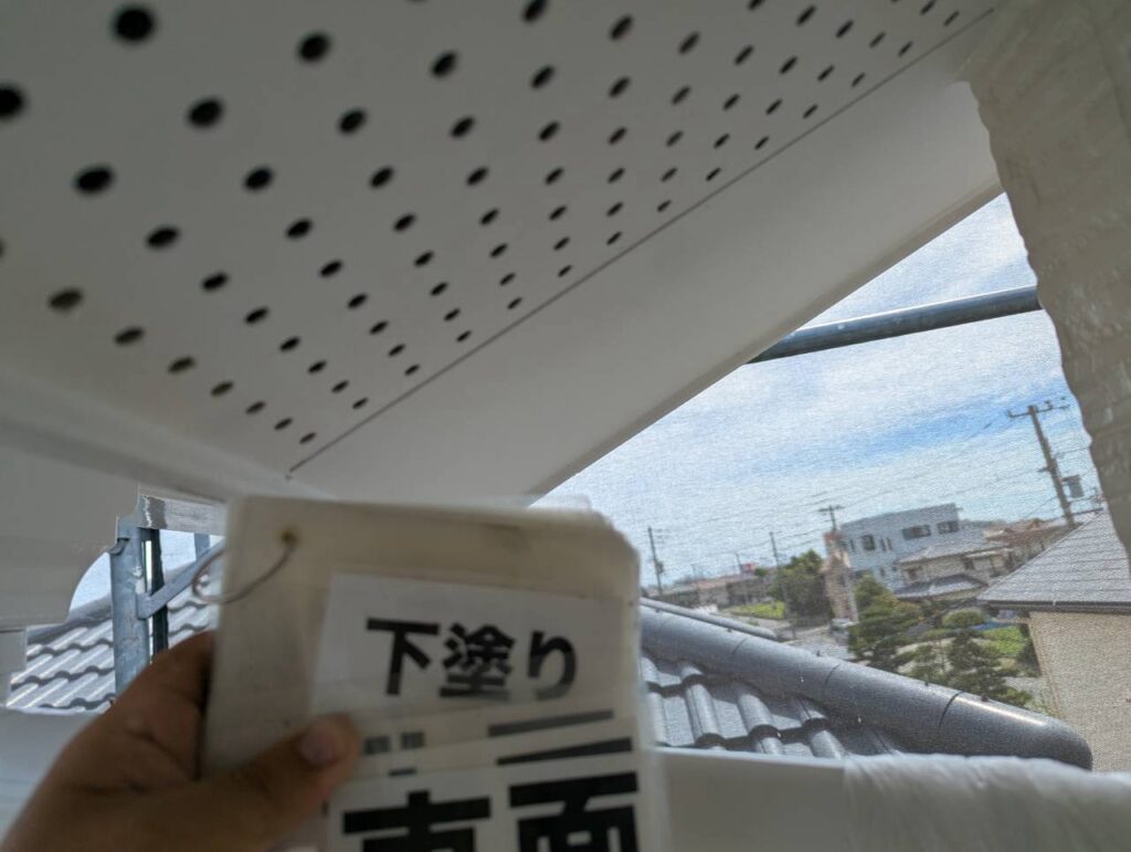 別の箇所も下塗りしています