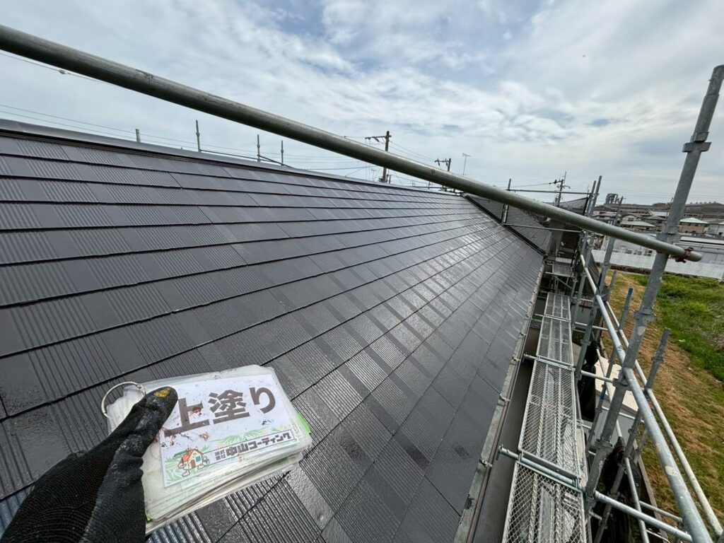 屋根全体の上塗りが完了しました。屋根材を紫外線や雨風から保護し、美しい仕上がりとなっています