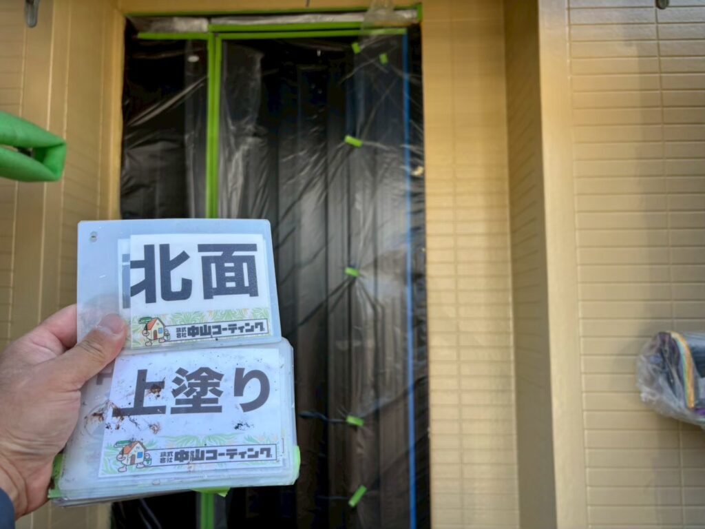北面の外壁に上塗りを行いました