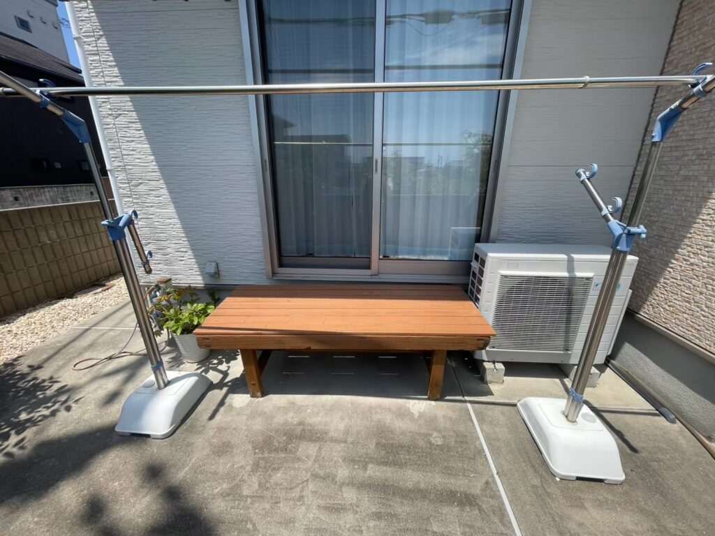 施工前の窓まわり、縁台もあります