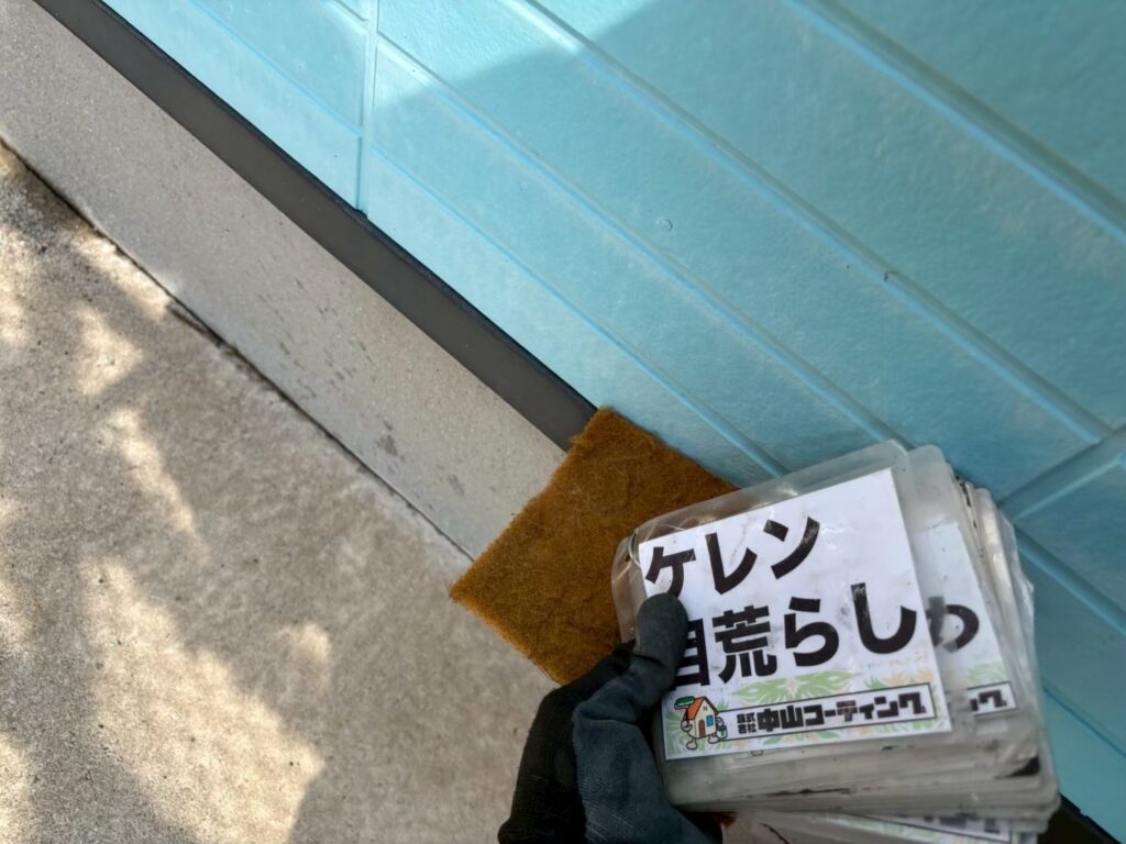 外壁と基礎の取り合い部分にある水切り板金をケレン・目荒らししています