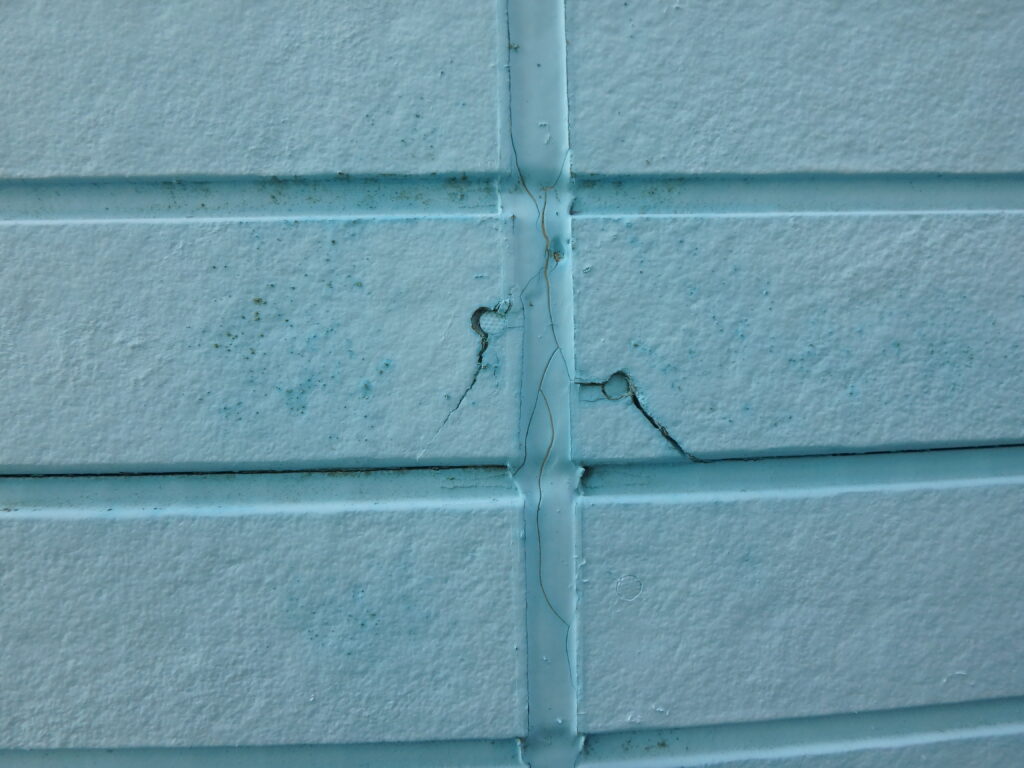 外壁の目地まわりにひび割れや塗膜の傷みが見られる状態でした