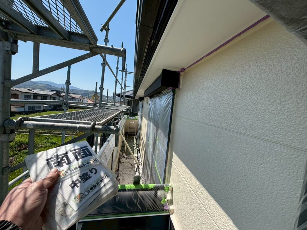 南面の外壁に中塗りを行いました
