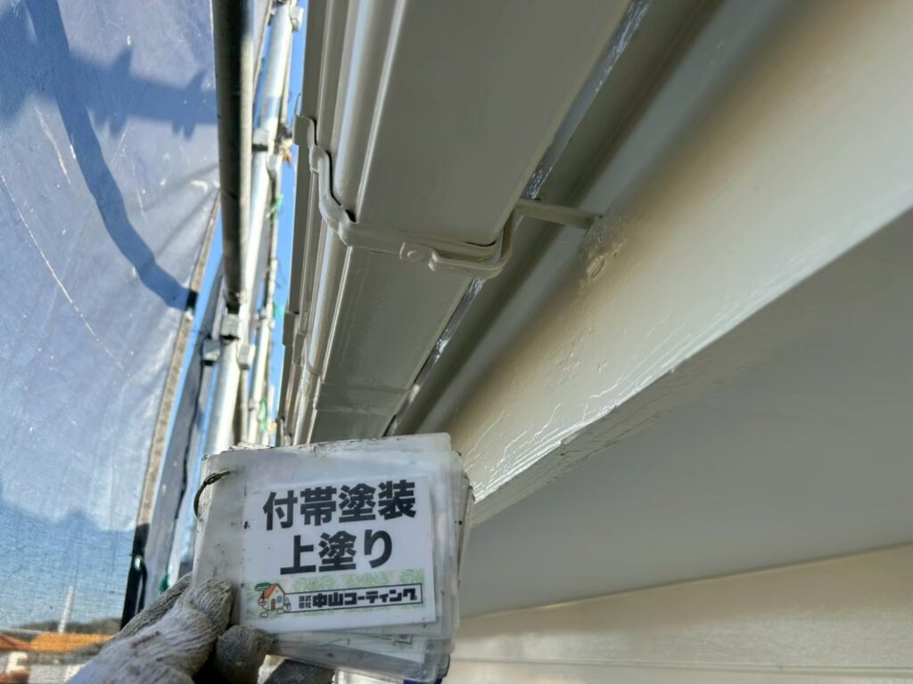 鼻隠しの上塗りが完了し、艶のある仕上がりに整いました