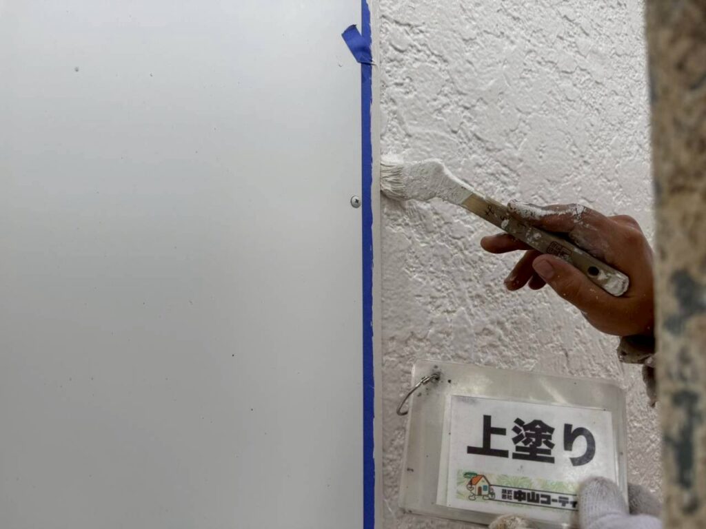 建具まわりなどの細かな取り合いは、刷毛を使ってラインを整えながら丁寧に仕上げます