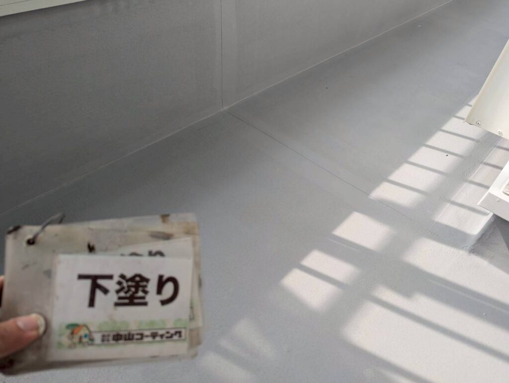 ベランダ床面の下塗り施工後です