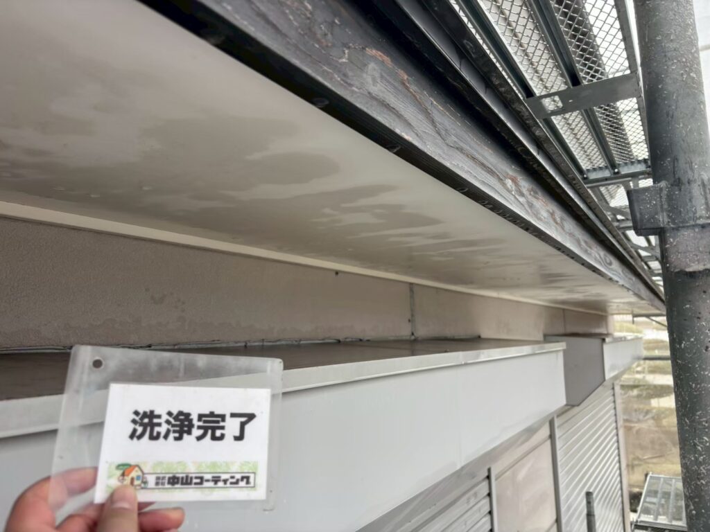 軒天表面だけでなく、端部や取り合い部分まで洗浄し、付着していた汚れを取り除いています