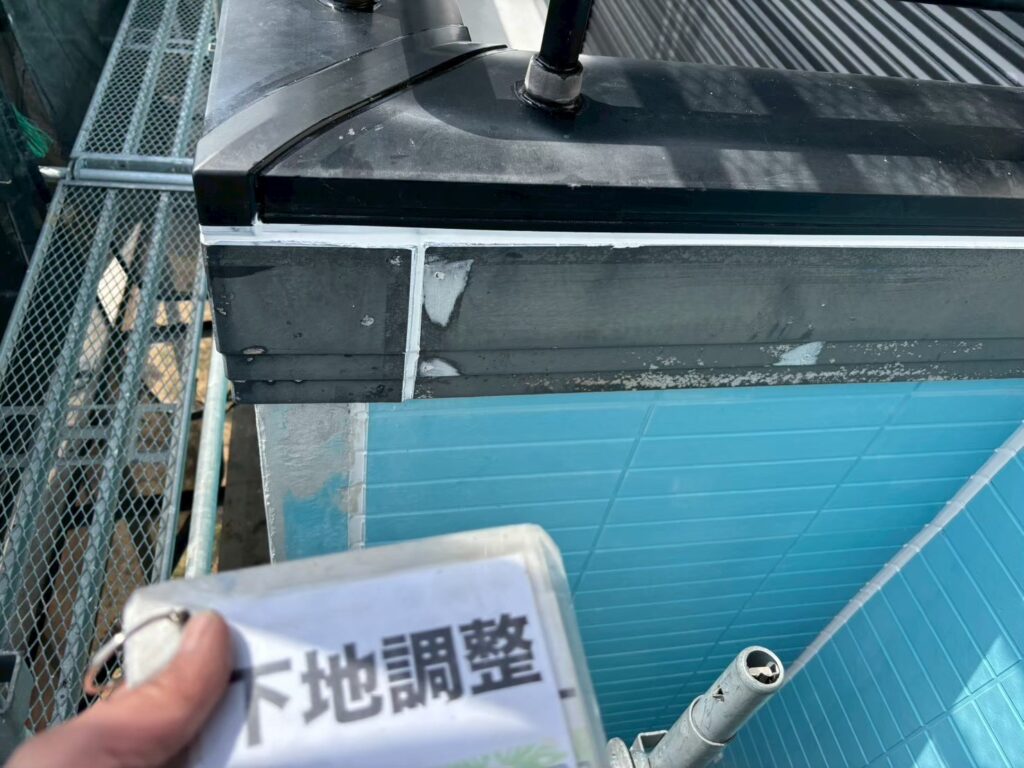 剥がれや傷みが見られる部分を調整しました