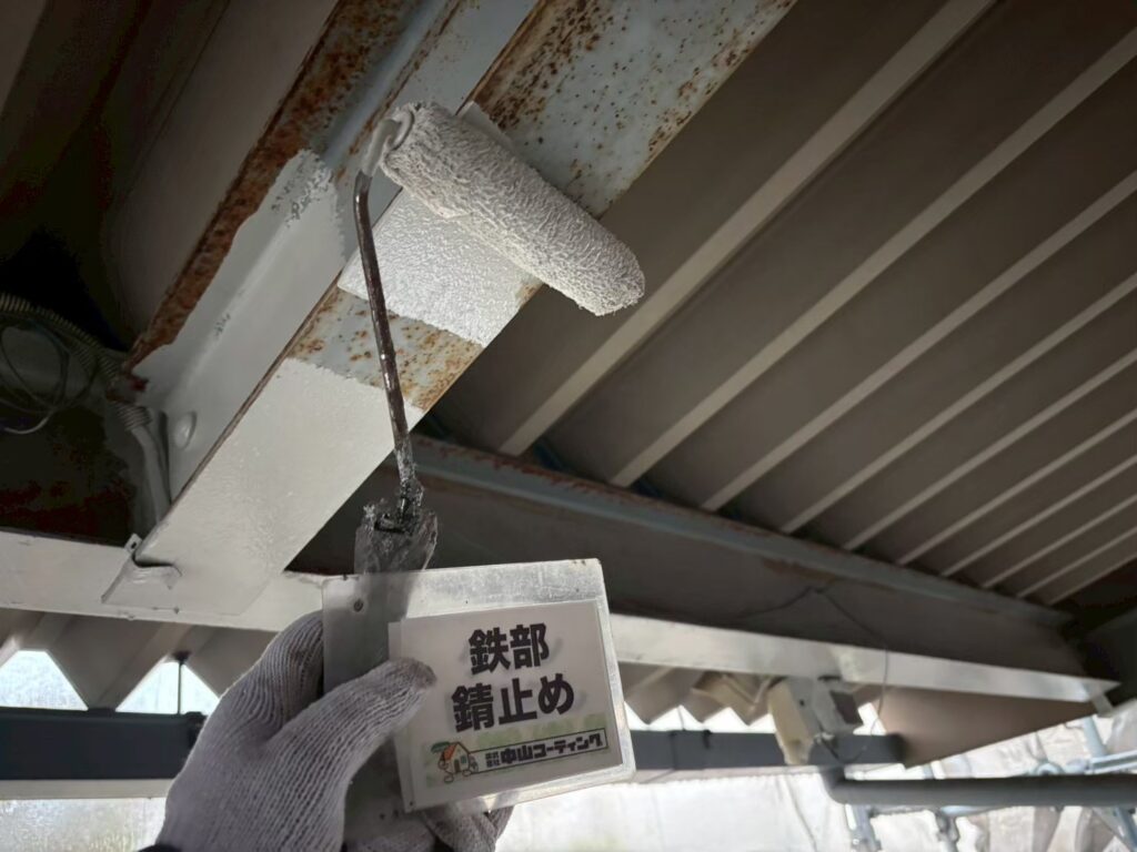 ケレンで整えた鉄骨部に錆止め塗料を塗布しています