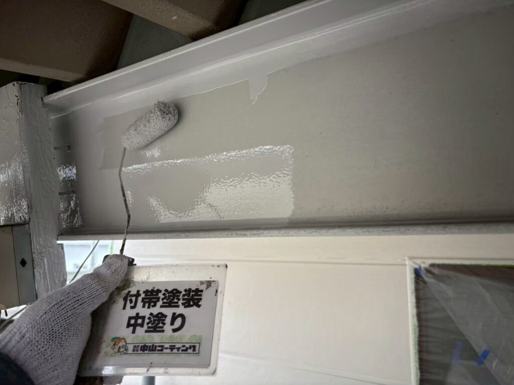 鉄骨部分に中塗りを行っています