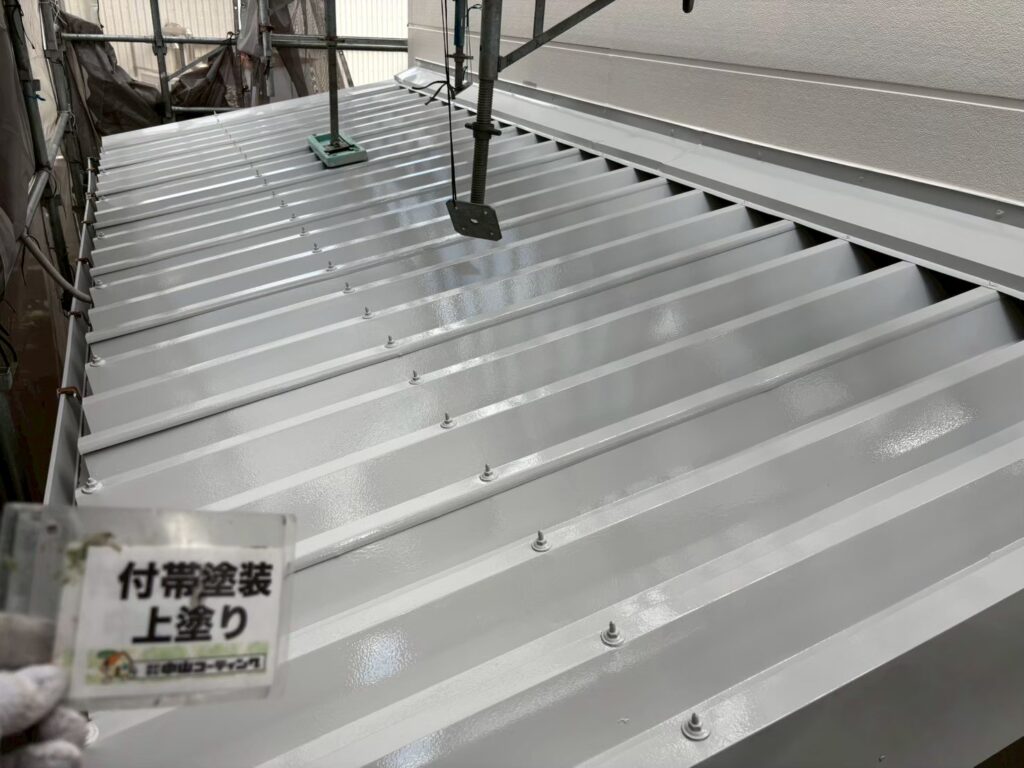 上塗りまでの工程が完了しました。折板の凹凸やボルトまわりまで塗膜で覆われ、艶の揃った仕上がりとなっています