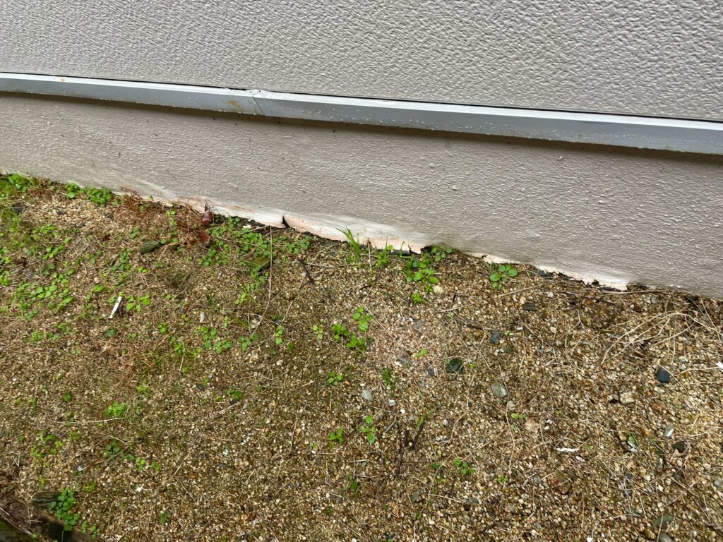 基礎の下端を中心に仕上げ材の浮き・剥がれが進行していました