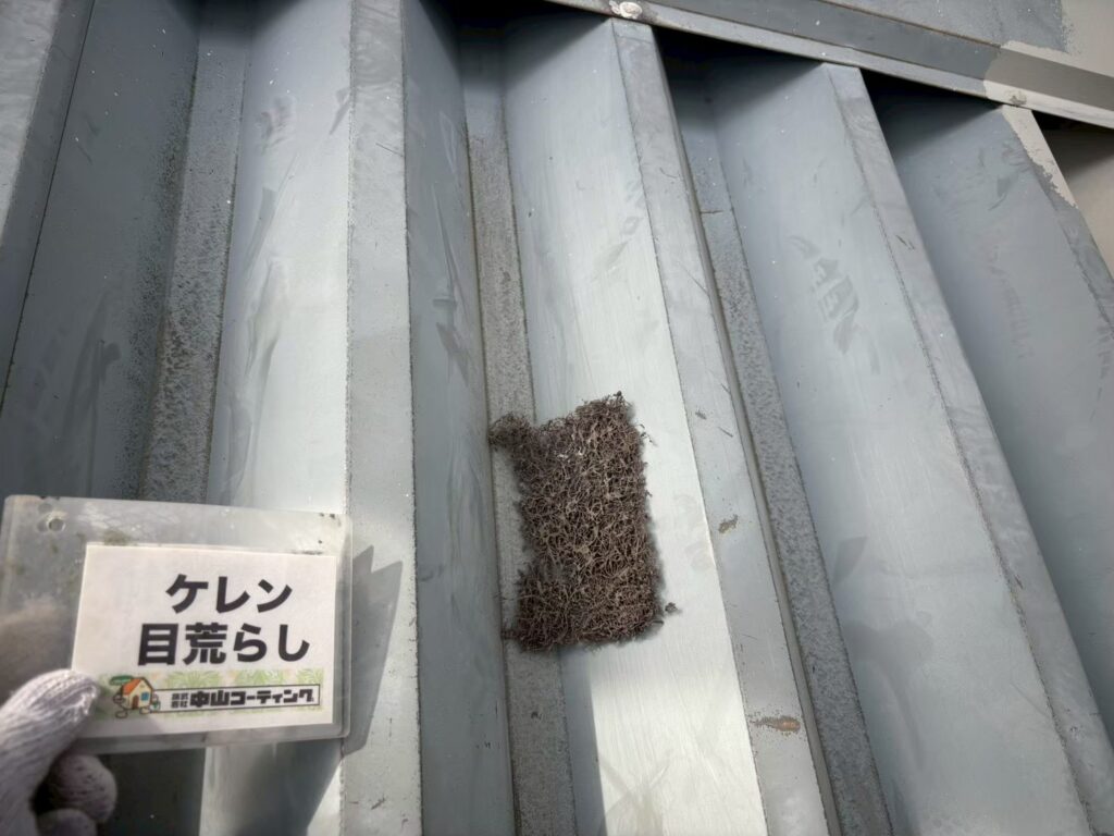折板の表面を研磨材で目荒らししています