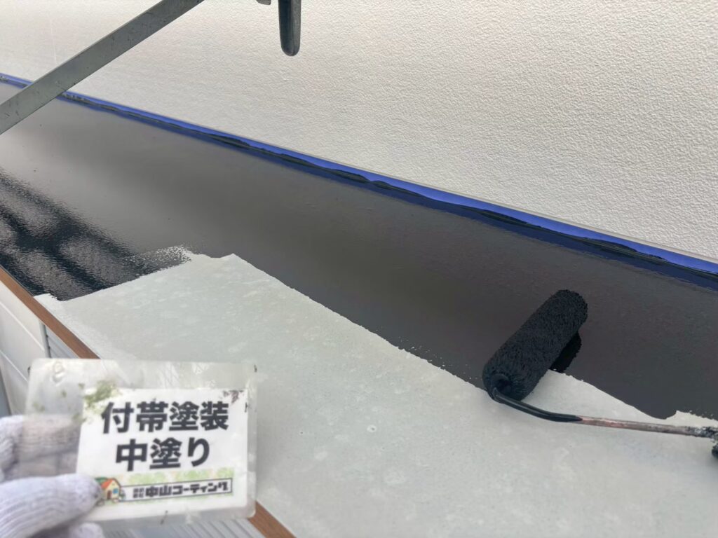 庇部分へ中塗りを施工しています
