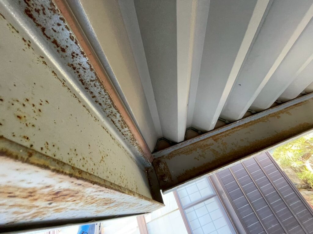庇鉄骨部に経年による塗膜の劣化および錆が発生していました