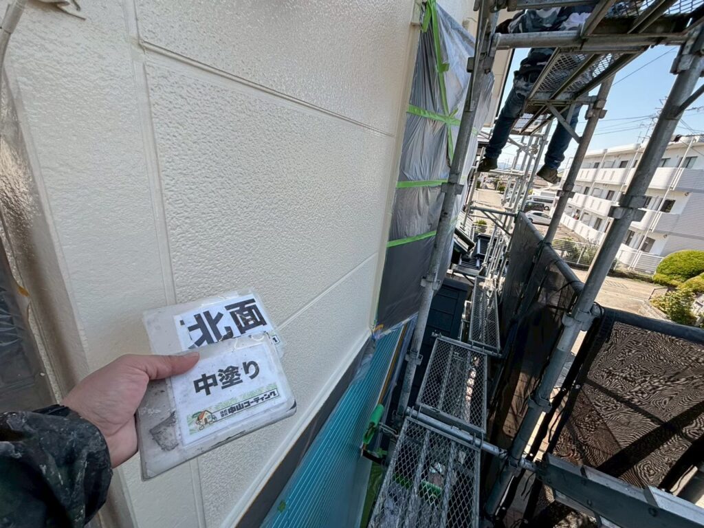 北面の外壁に中塗りが完了しました。同様に東面・西面も行っています