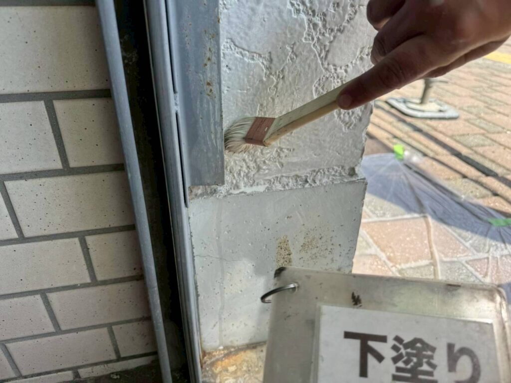 ローラーが入りにくい取り合い部分は、刷毛を使って細部まで丁寧に下塗りを進めます