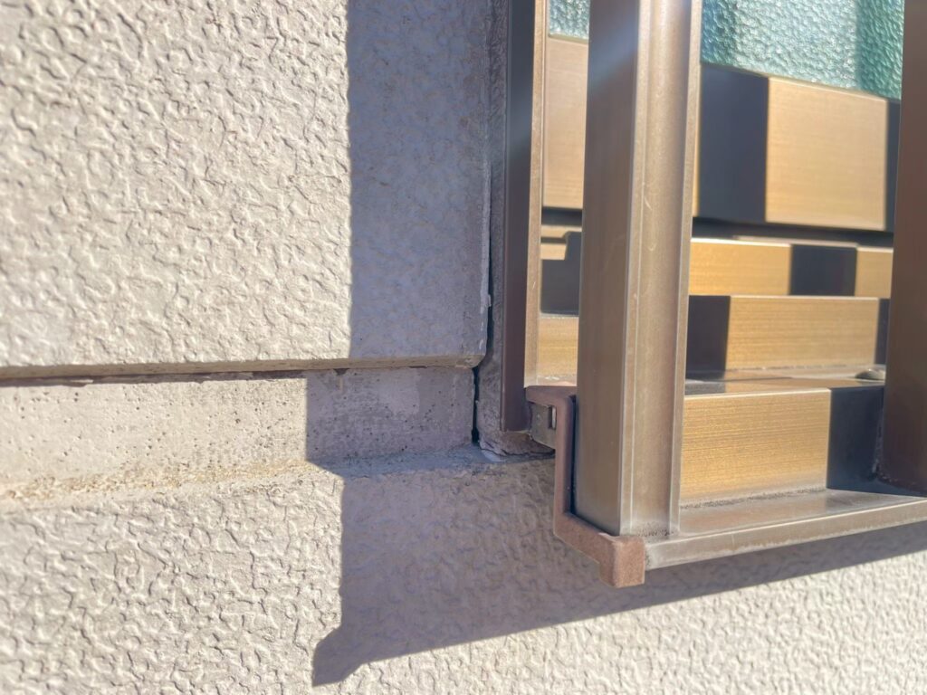 サッシ周囲のシーリング材に劣化・剥離が見られ、一部に隙間が確認できました