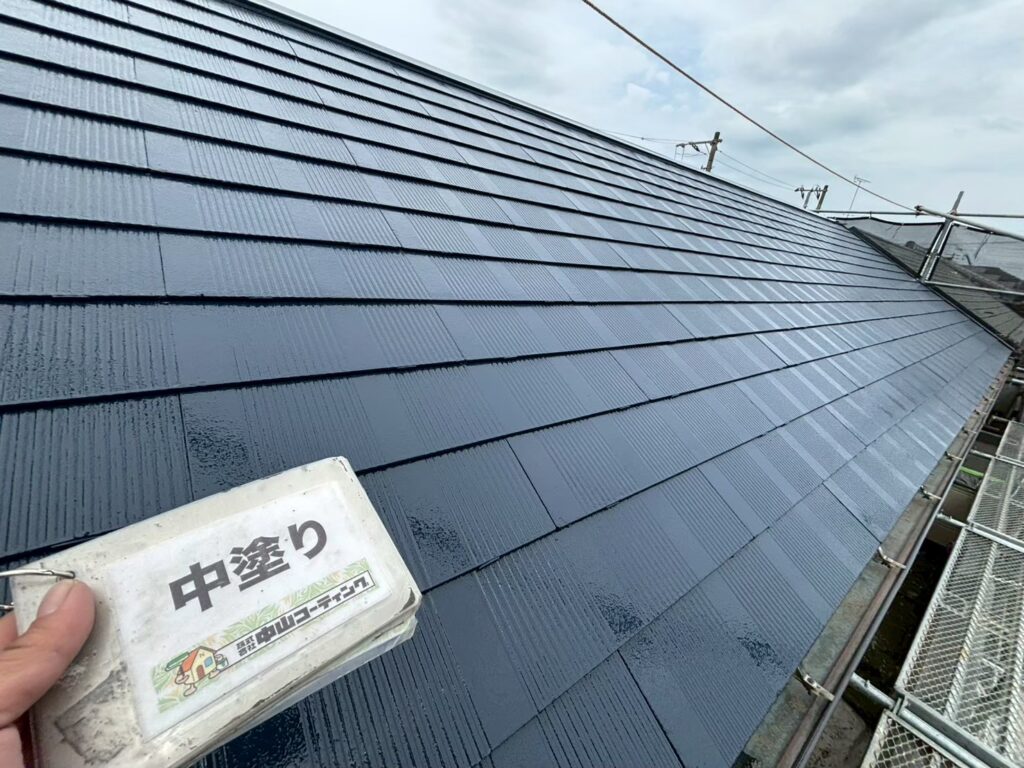 屋根全体の中塗りが完了しました