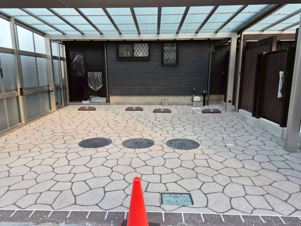 2層目の施工を行い、ステンシル模様がよりはっきりと引き立っています