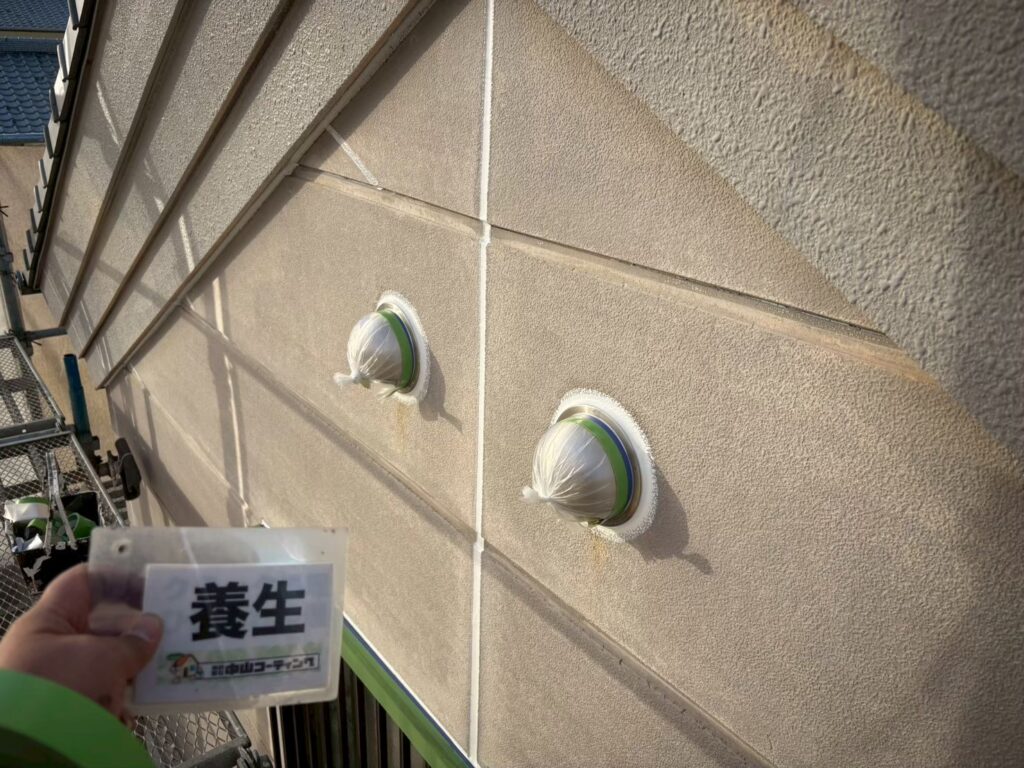 換気口など塗装しない箇所を個別に養生しています