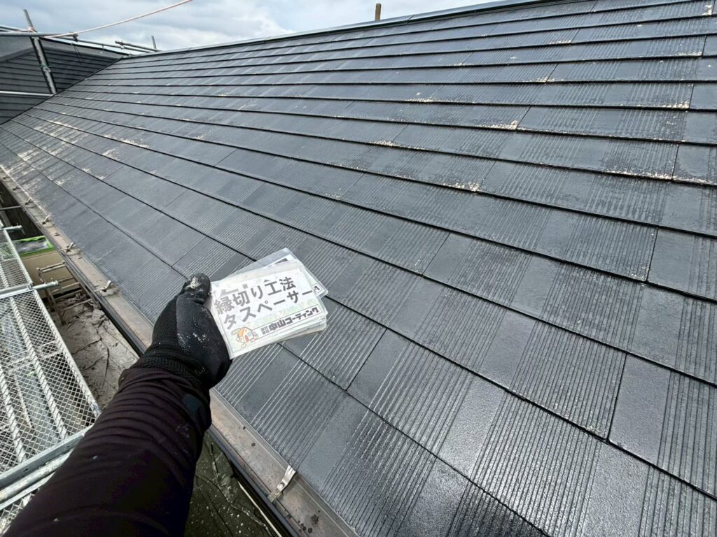 屋根全体に必要なタスペーサーを設置しました