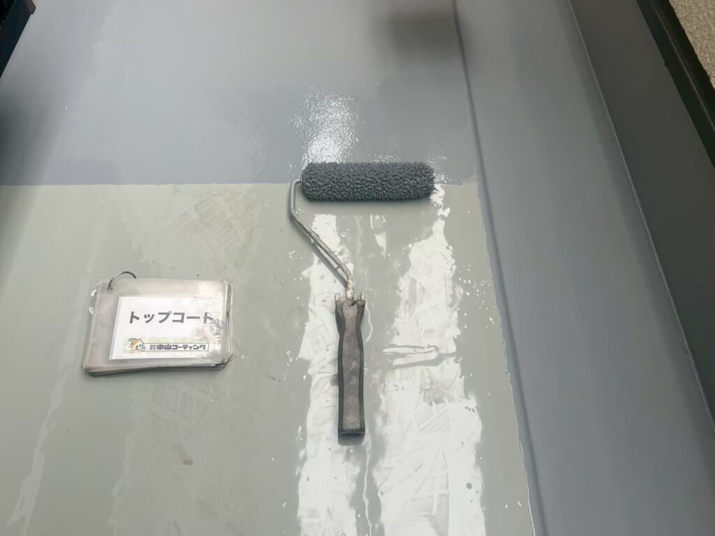 防水層を保護するため、仕上げのトップコートを塗布しています。紫外線や日常的な摩耗による劣化を抑え、防水層の耐久性を維持するとともに、美しく整った床面へ仕上げていきます