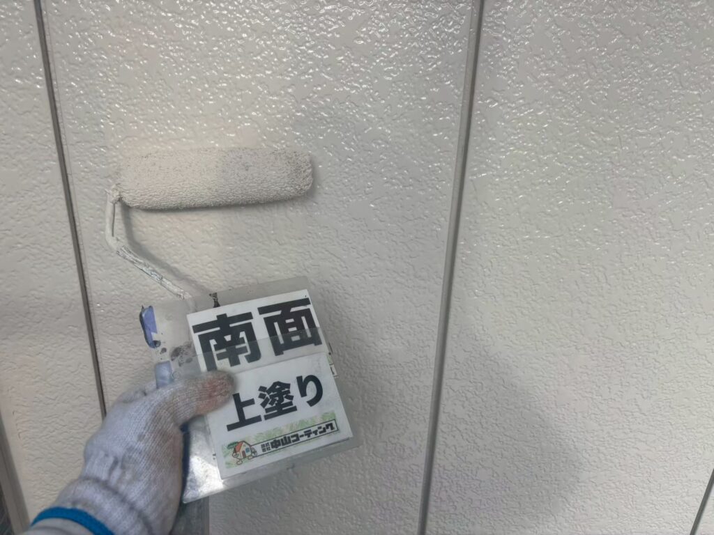 南面の外壁に上塗りを施し、美しい艶と耐久性を高めました