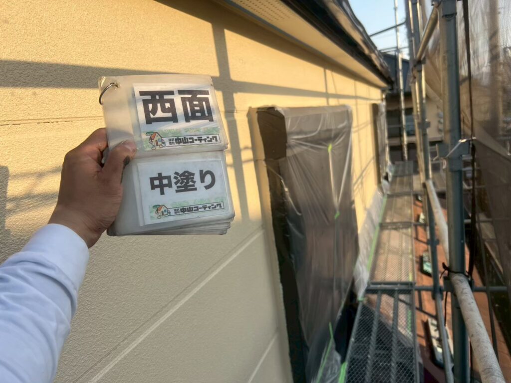 下塗りを終えた外壁に、中塗りを行いました