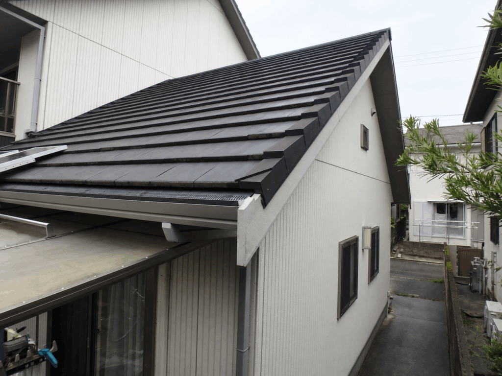 屋根の縁の部分に、色あせが見られます