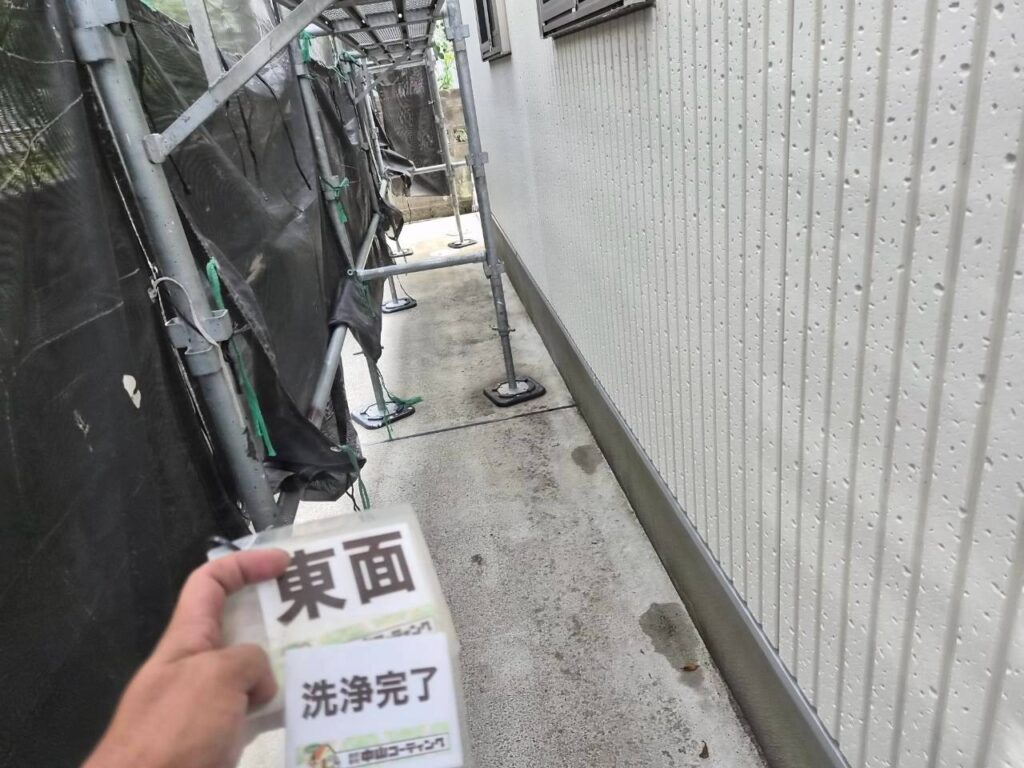 外壁下部の汚れが落ち、洗浄が完了しました