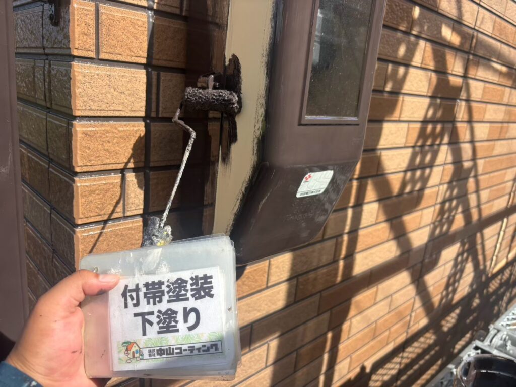 電気ボックスに下塗りを行い、上塗りに向けて塗装の土台を整えます