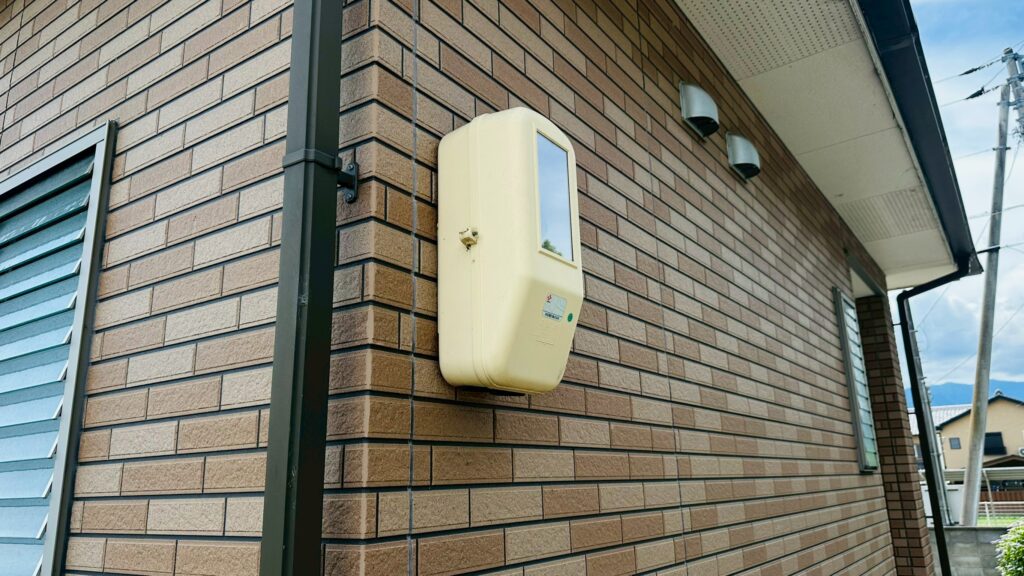 電気ボックスは、経年による色あせが見られました