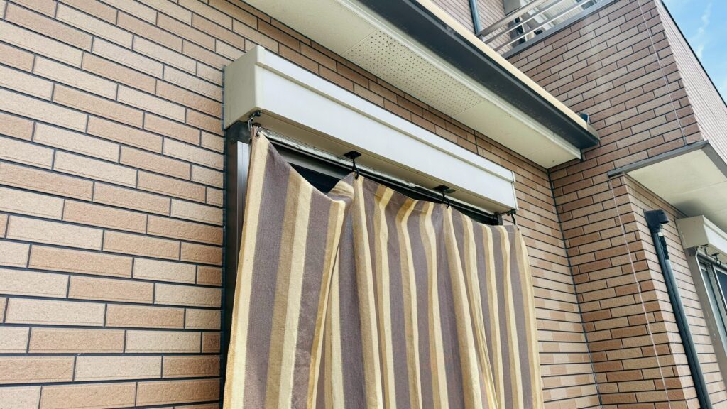 シャッターボックスには汚れが付着し、外壁のコーキングにも経年による傷みが出ています