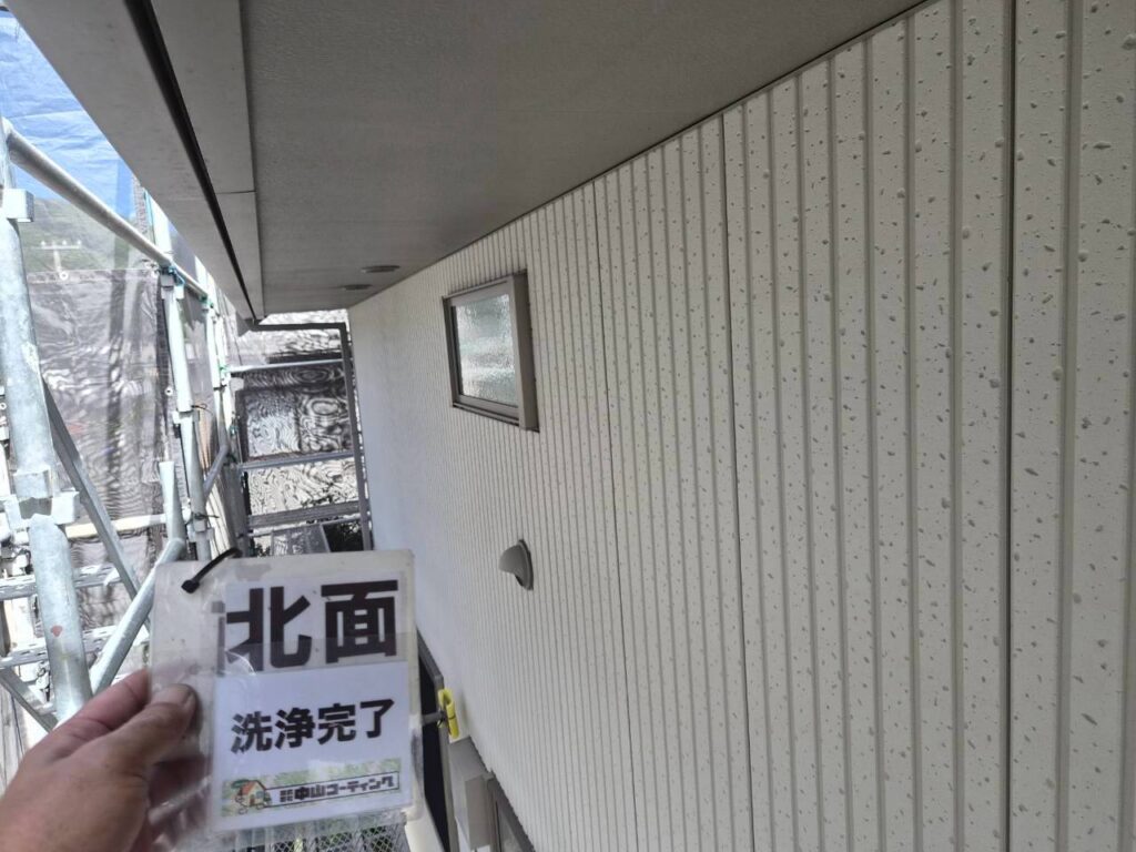 高圧洗浄で汚れを落とし、外壁がきれいになりました