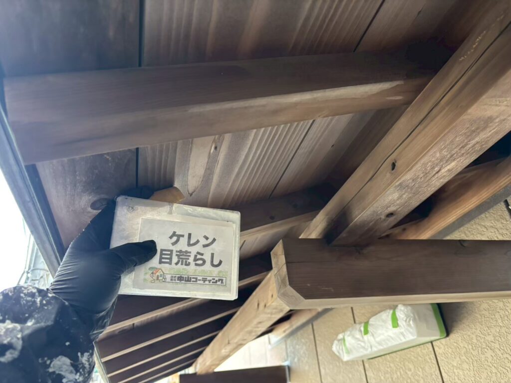 木部の表面を丁寧に研磨し、塗料が密着しやすい状態に整えています